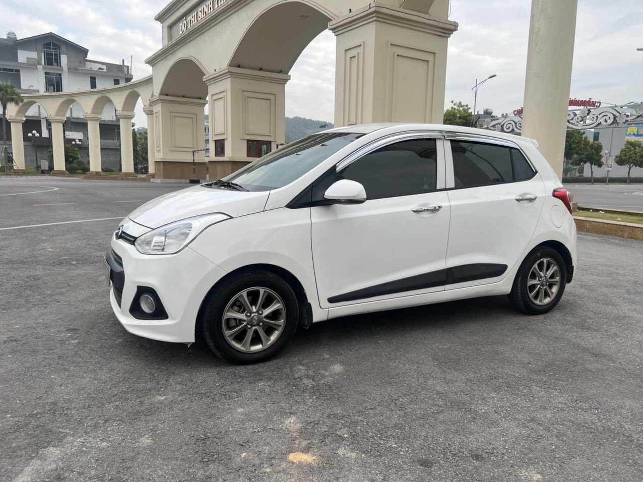 Hyundai i10 2015 - Cần bán gấp Hyundai i10 số tự động sản xuất 2015 nhập khẩu giá 318tr