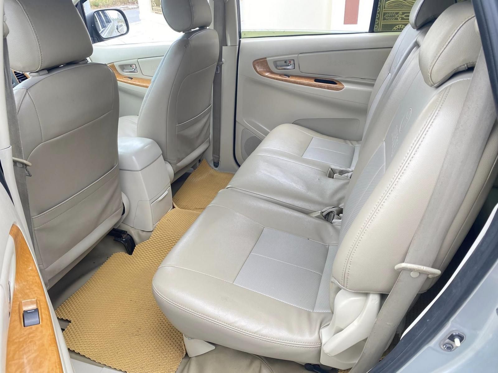 Toyota Innova 2011 - Xe màu bạc chính chủ