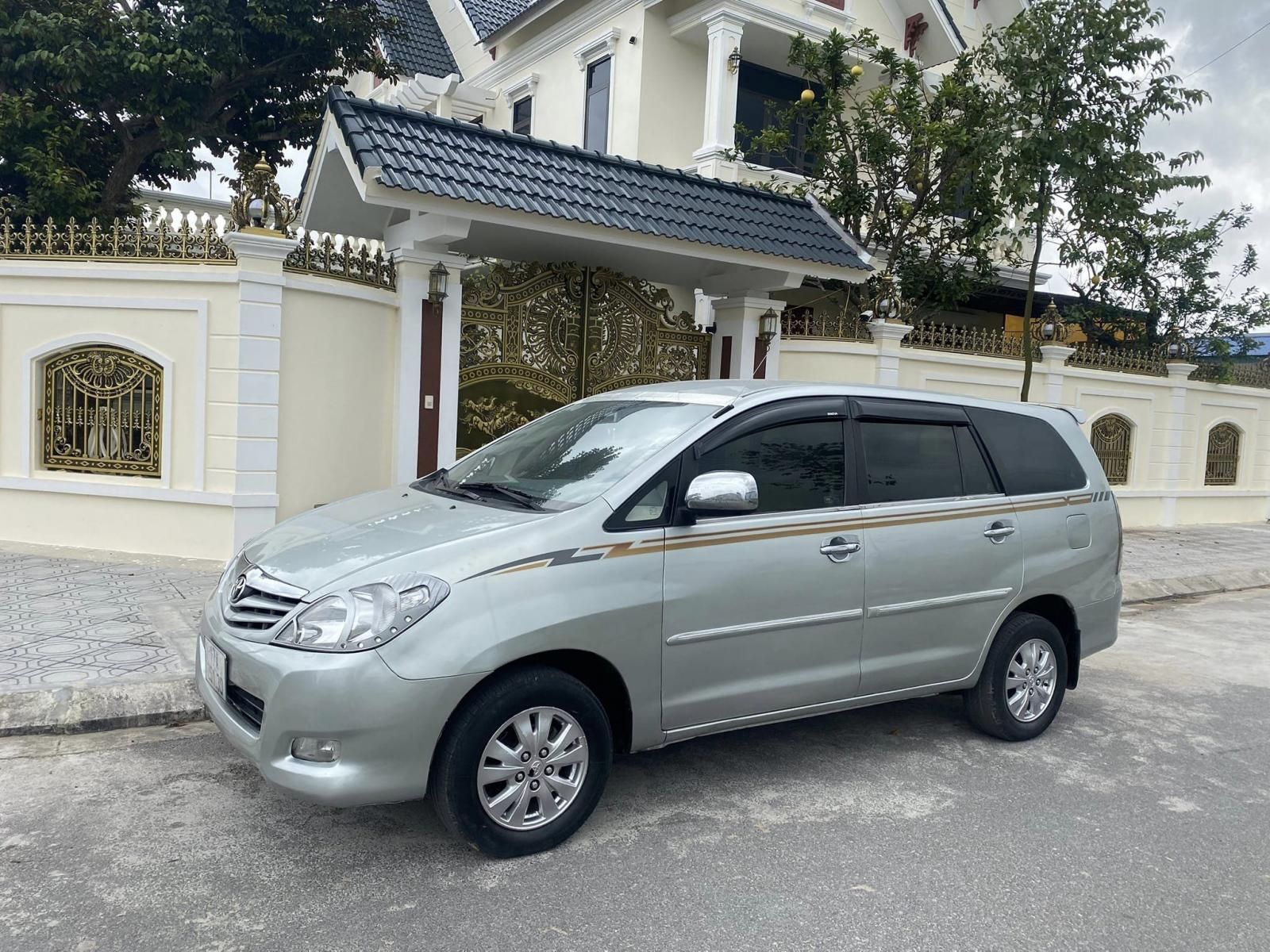 Toyota Innova 2011 - Xe màu bạc chính chủ