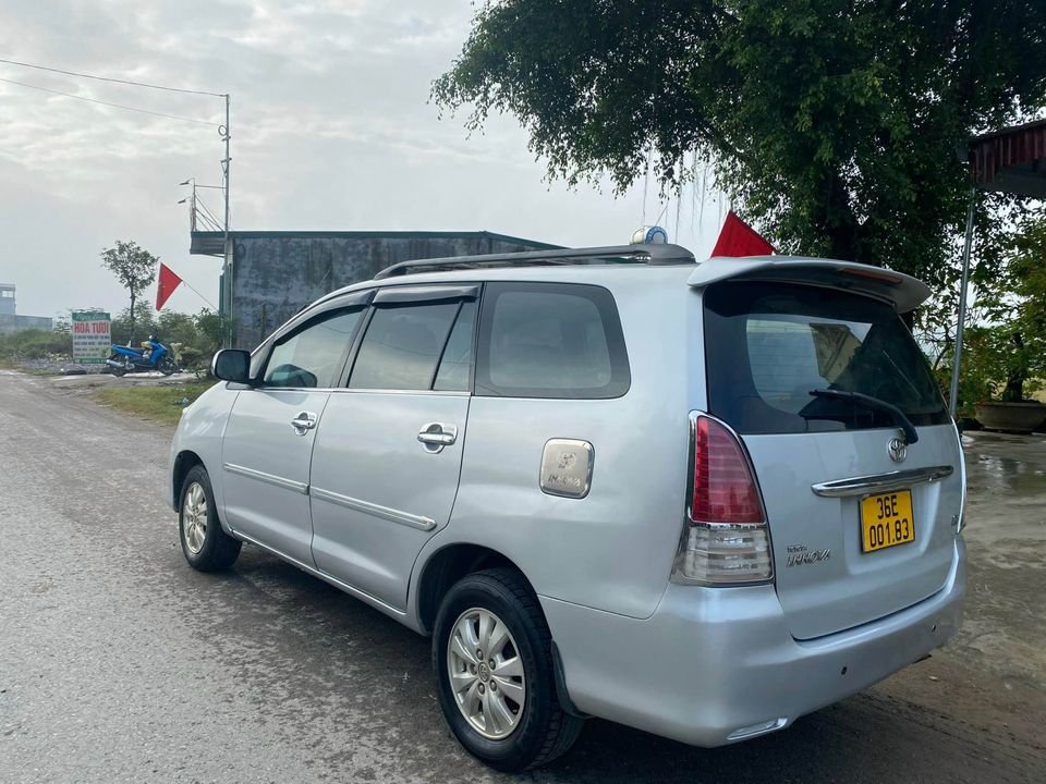 Toyota Innova 2009 - Màu bạc giá cạnh tranh