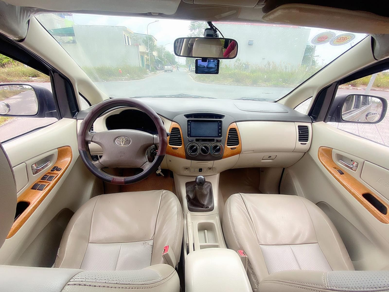 Toyota Innova 2011 - Xe màu bạc chính chủ