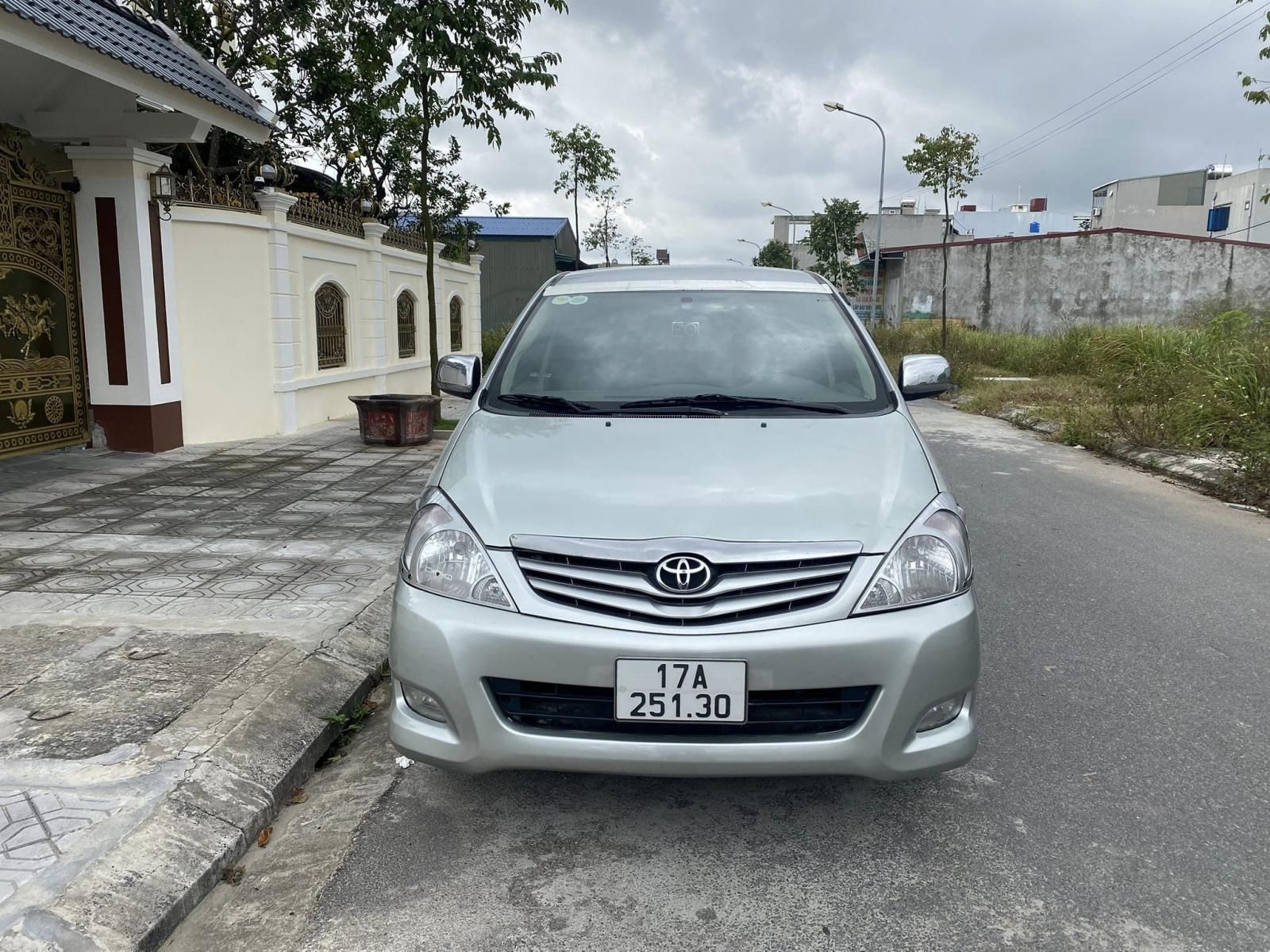 Toyota Innova 2011 - Xe màu bạc chính chủ