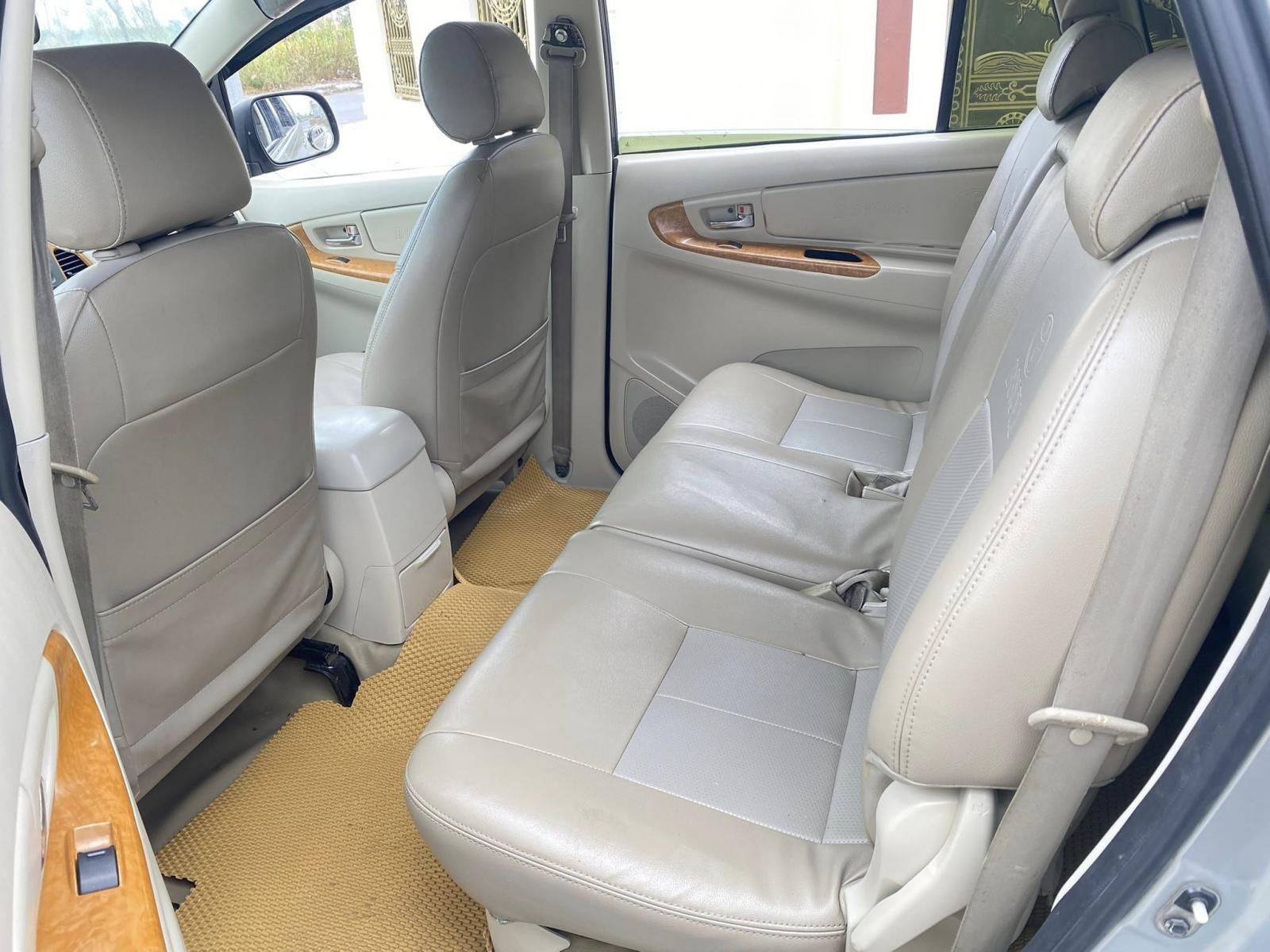 Toyota Innova 2011 - Xe màu bạc chính chủ