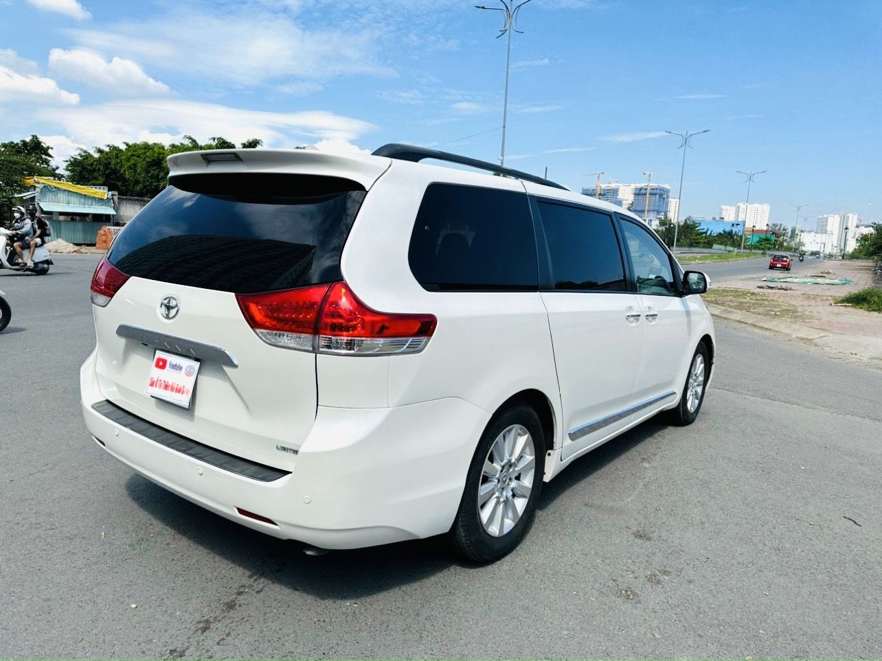 Toyota Sienna 2012 - Tặng ngay 1 miếng vàng thần tài - Miễn phí 100% thuế trước bạ khi mua xe trong tháng