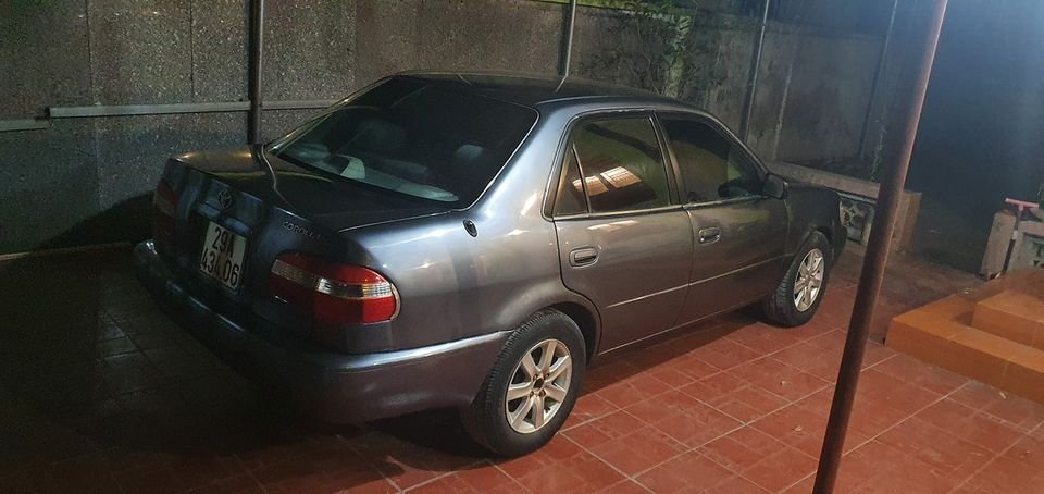 Toyota Corolla 2001 - Màu xám giá cạnh tranh