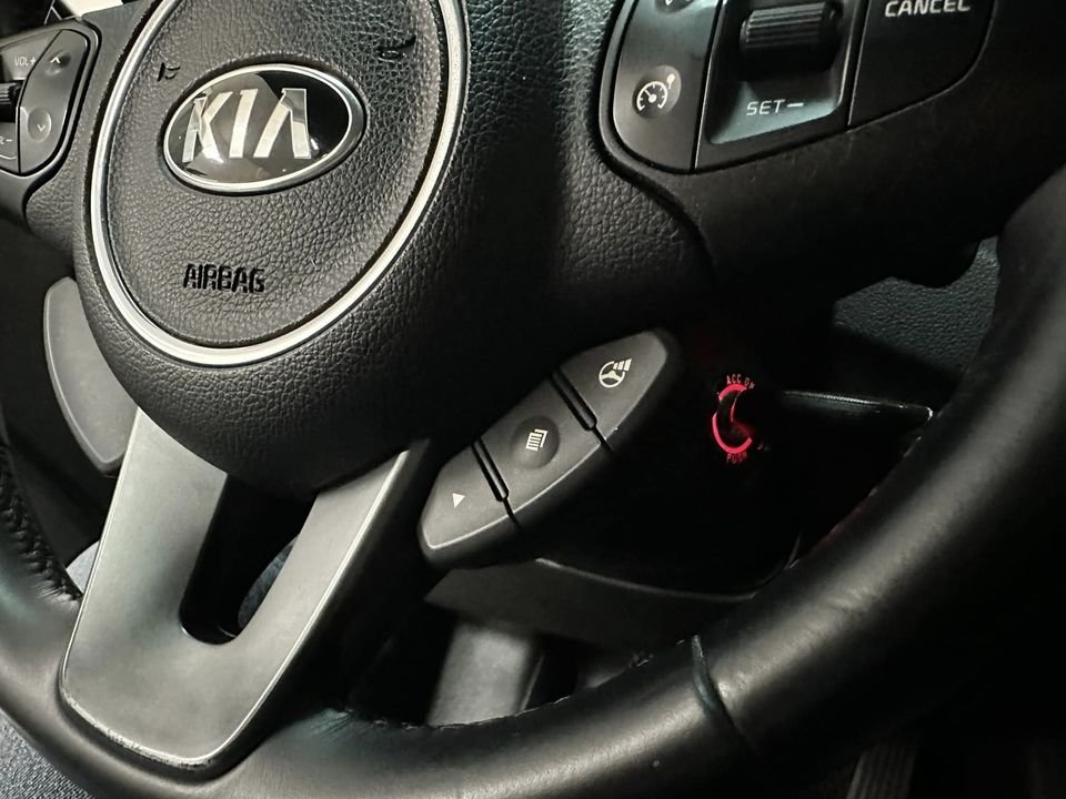 Kia Rondo 2015 - Màu bạc, nhập khẩu