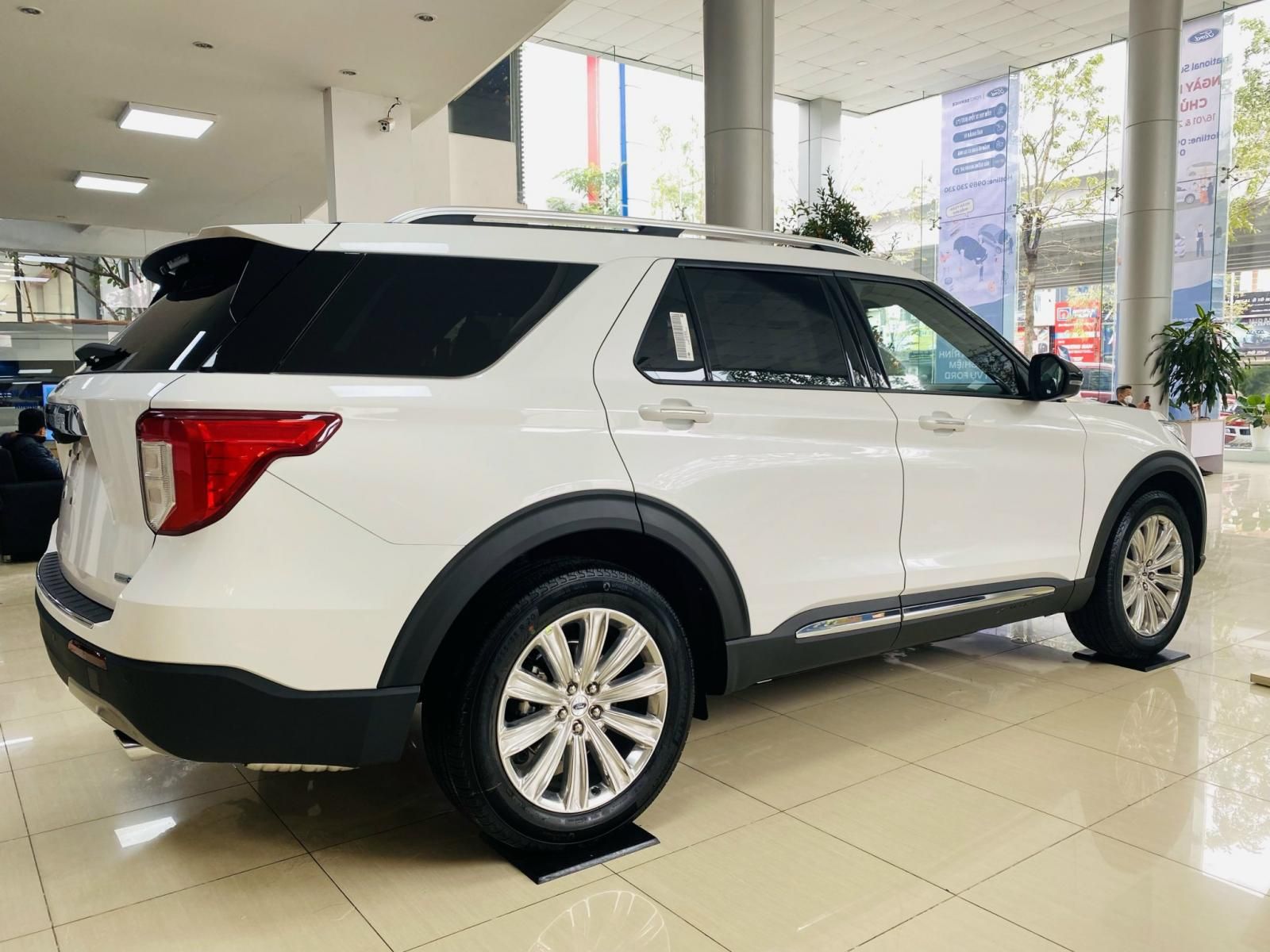 Ford Explorer 2022 - Màu trắng, sẵn tại đại lý, giá tốt full phụ kiện. Hỗ trợ hoàn thiện lăn bánh, giao xe tận nơi