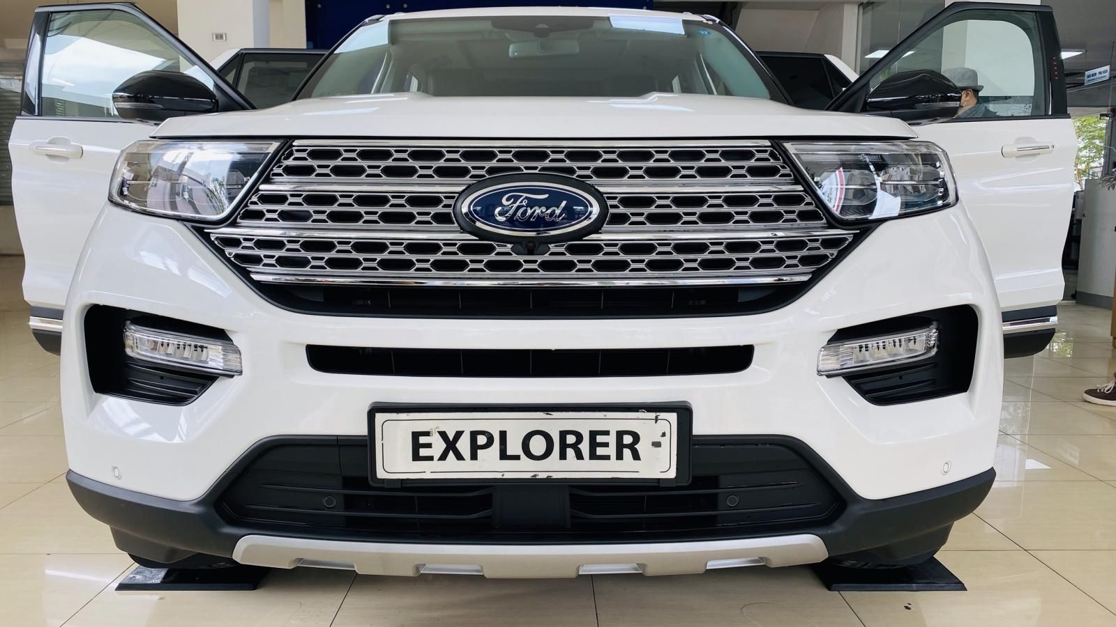 Ford Explorer 2022 - Màu trắng, sẵn tại đại lý, giá tốt full phụ kiện. Hỗ trợ hoàn thiện lăn bánh, giao xe tận nơi