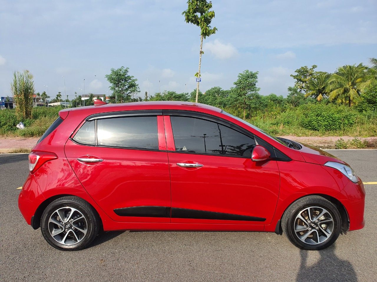 Hyundai Grand i10 2017 - Màu đỏ, nội thất đen, odo: 46.000km