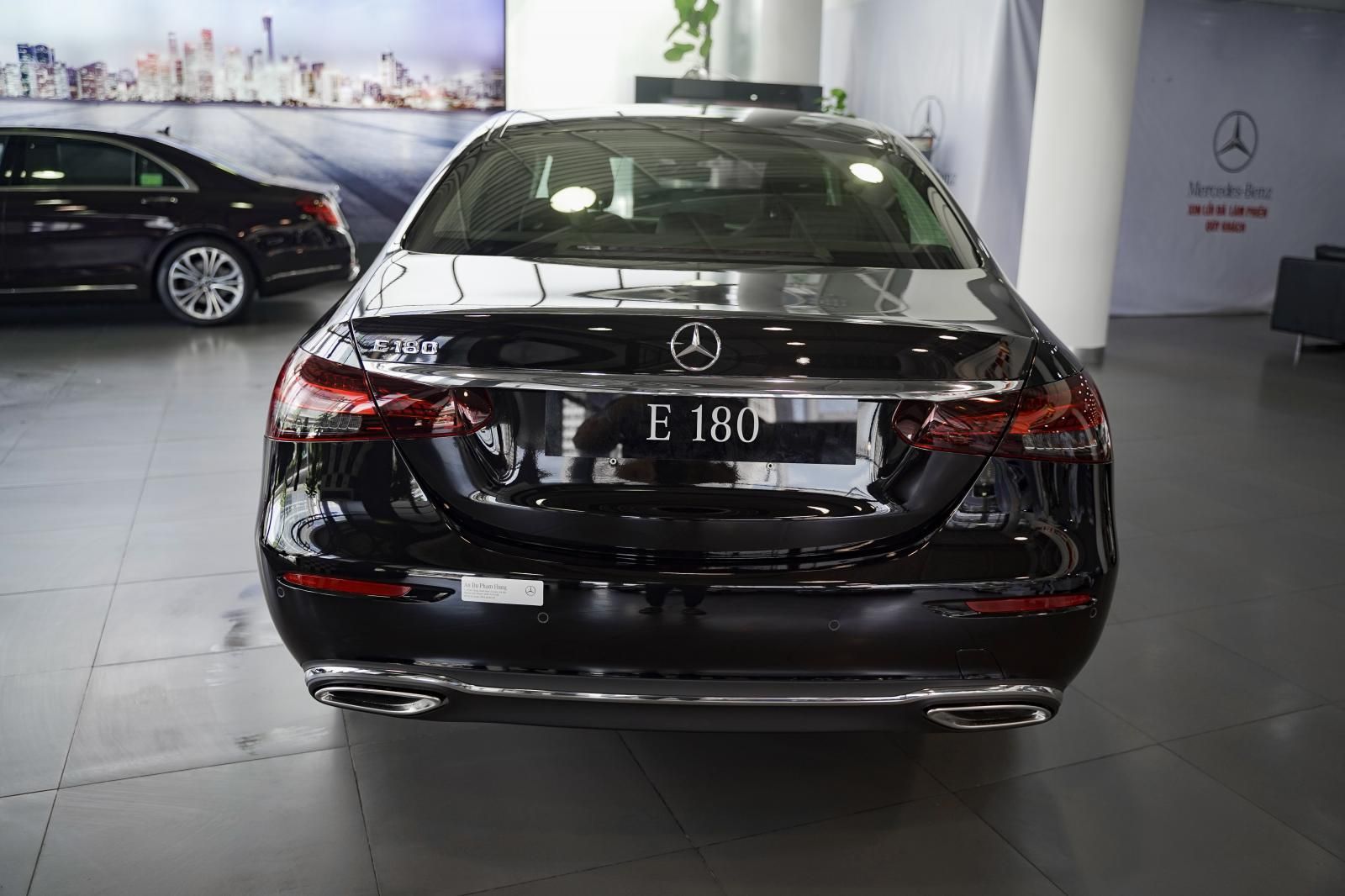 Mercedes-Benz E180 2022 - Mercedes E180 ưu đãi tới 100% trước bạ, tặng phụ kiện, trả góp 70% kèm quà tặng đặc biệt