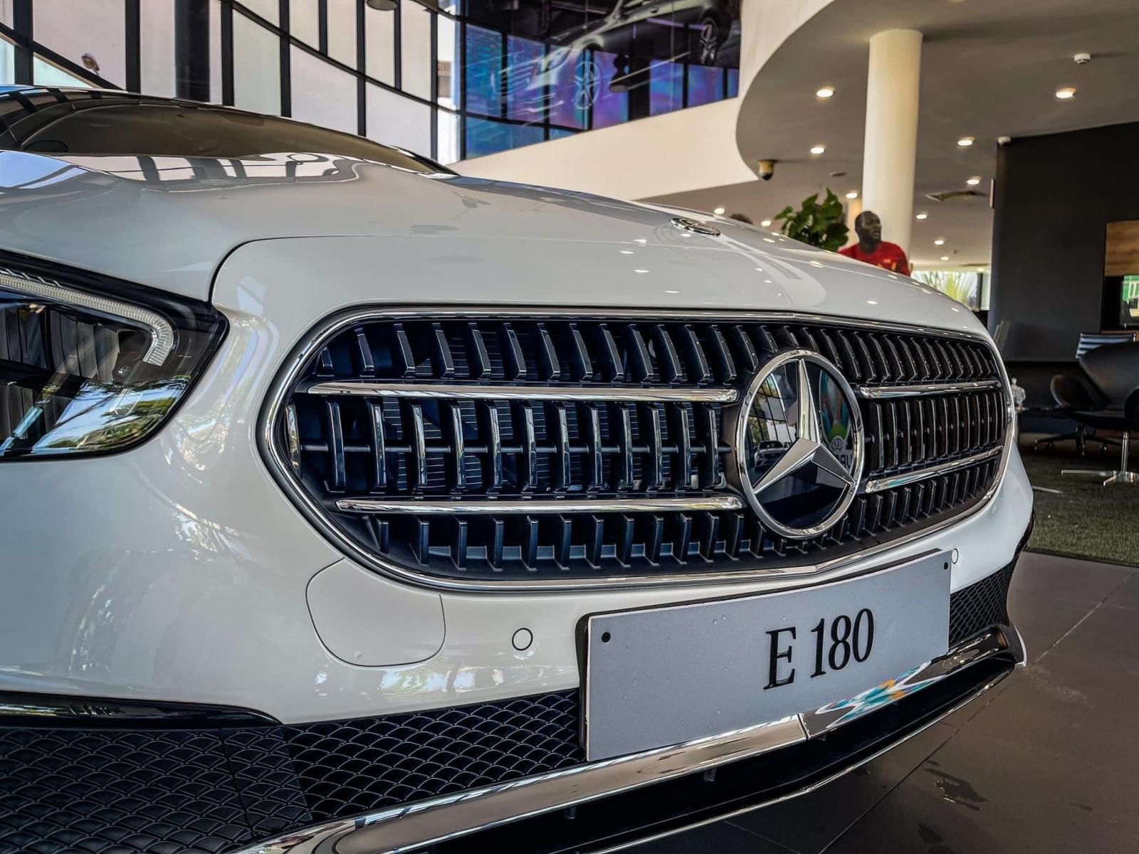 Mercedes-Benz E180 2021 - Mercedes E180 AT ưu đãi lên tới 100% phí trước bạ, tặng phụ kiện chính hãng, trả góp 70% kèm quà tặng đặc biệt