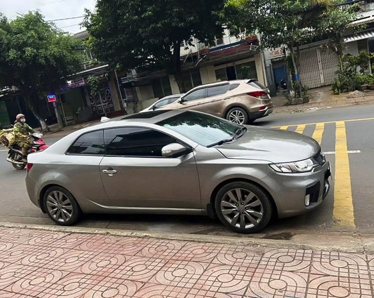 Kia Cerato Koup 2009 - Bán Kia Cerato Koup năm 2009, màu bạc, giá 328tr