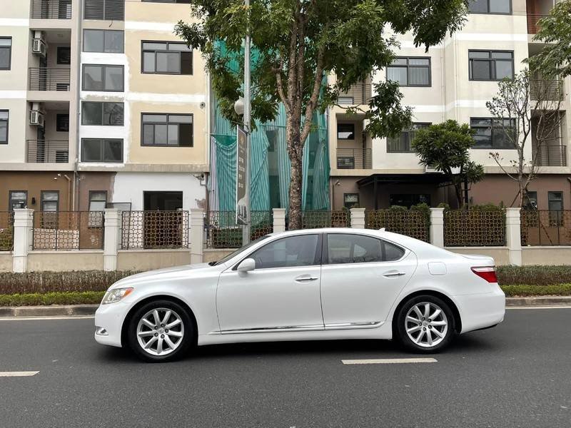 Lexus LS 460   L 2008 - Cần bán gấp Lexus LS 460 L sản xuất năm 2008, màu trắng, xe nhập