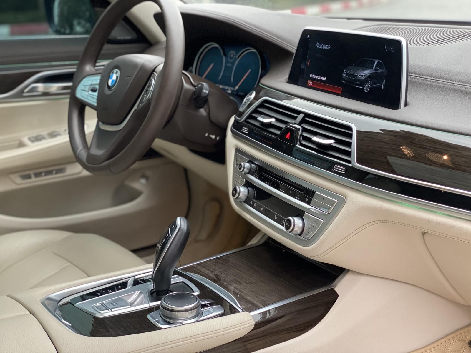 BMW 730Li 2015 - BMW 730Li màu đen nội thất kem sx 2015 model 2016, xe nhập khẩu biển Hà Nội 1 chủ từ đầu