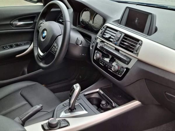BMW 118i 2018 - Màu đen, xe nhập, giá chỉ 989 triệu