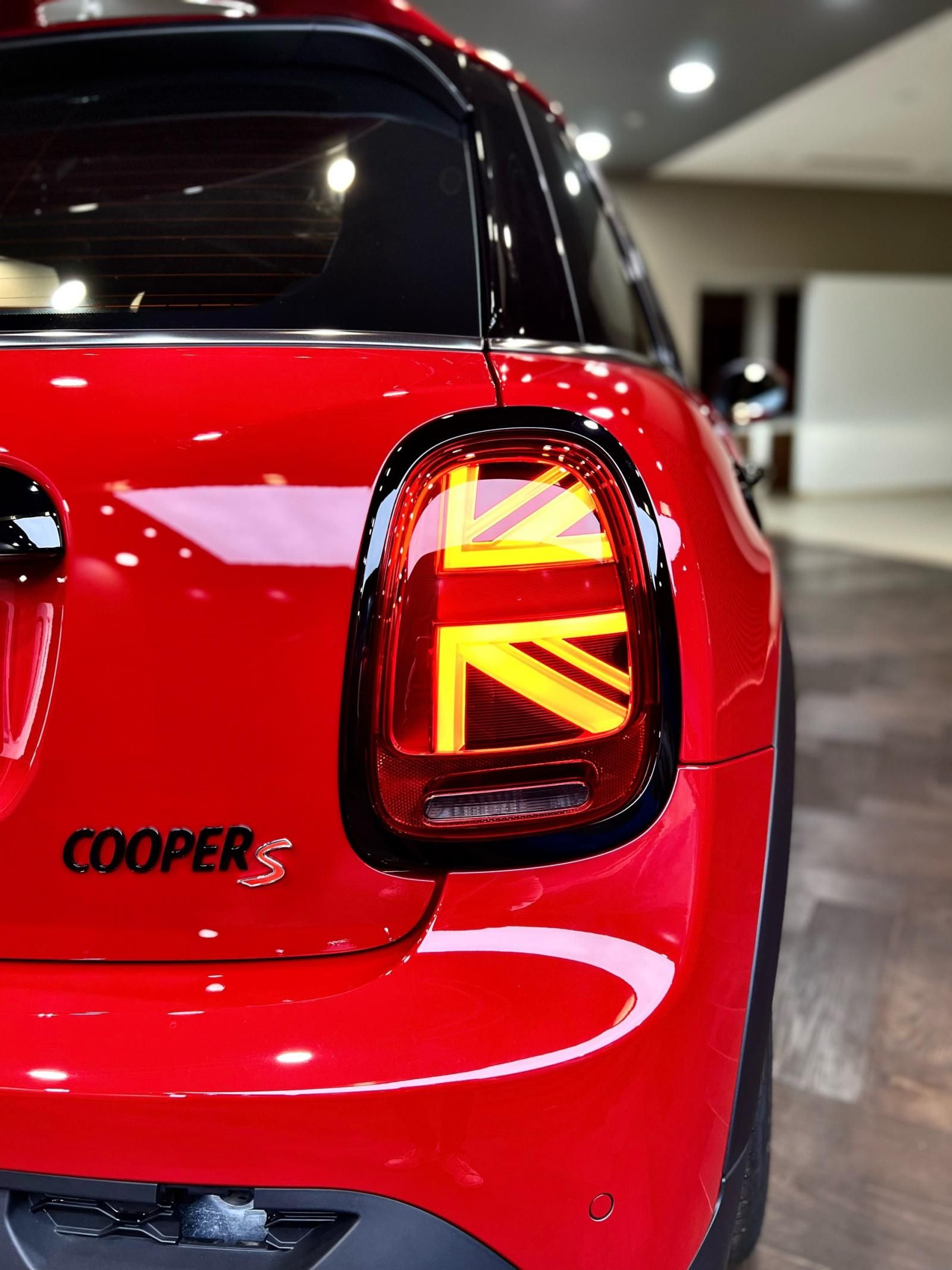 Mini Cooper S 2022 - Xe với gói độ JCW đầu tiên tại Việt Nam