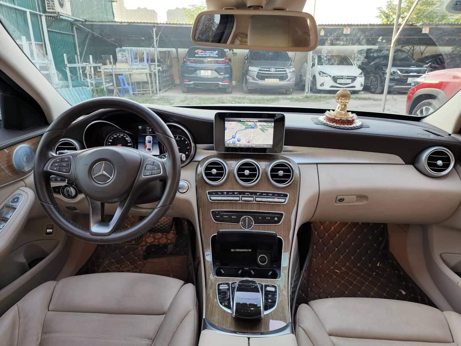 Mercedes-Benz C 250 2019 - Màu trắng nội thất kem trẻ trung sang chảnh và đẳng cấp