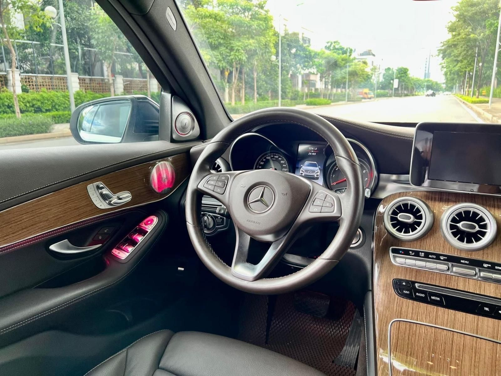 Mercedes-Benz GLC 250 2019 - Xe màu trắng