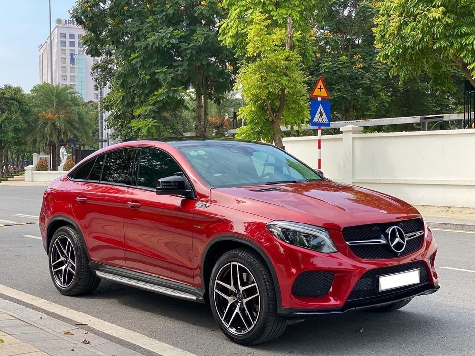 Mercedes-Benz GLE 43 2018 - Màu đỏ, nhập khẩu