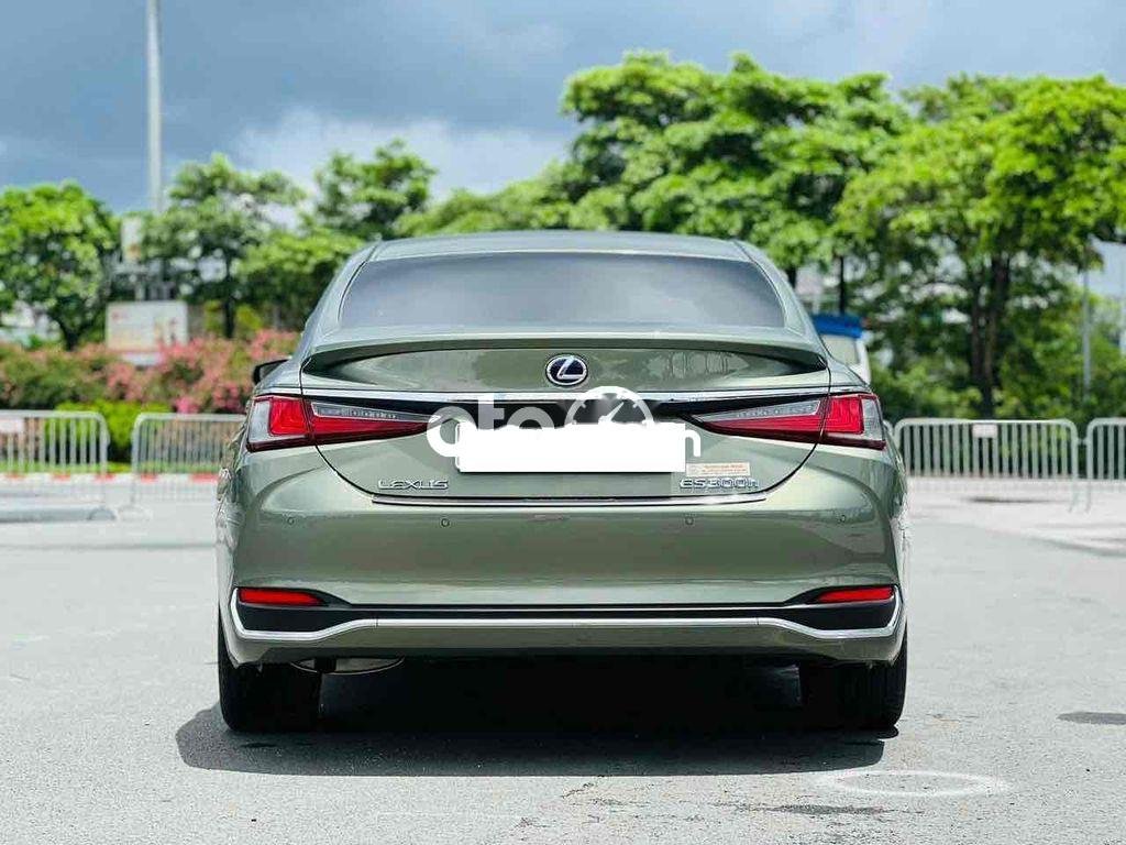 Lexus ES 300 2021 - Xe màu xanh bộ đội