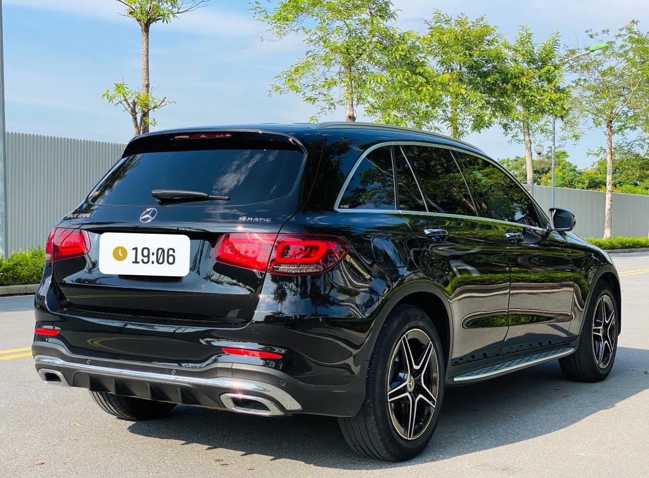 Mercedes-Benz GLC 300 2021 - Xe màu đen