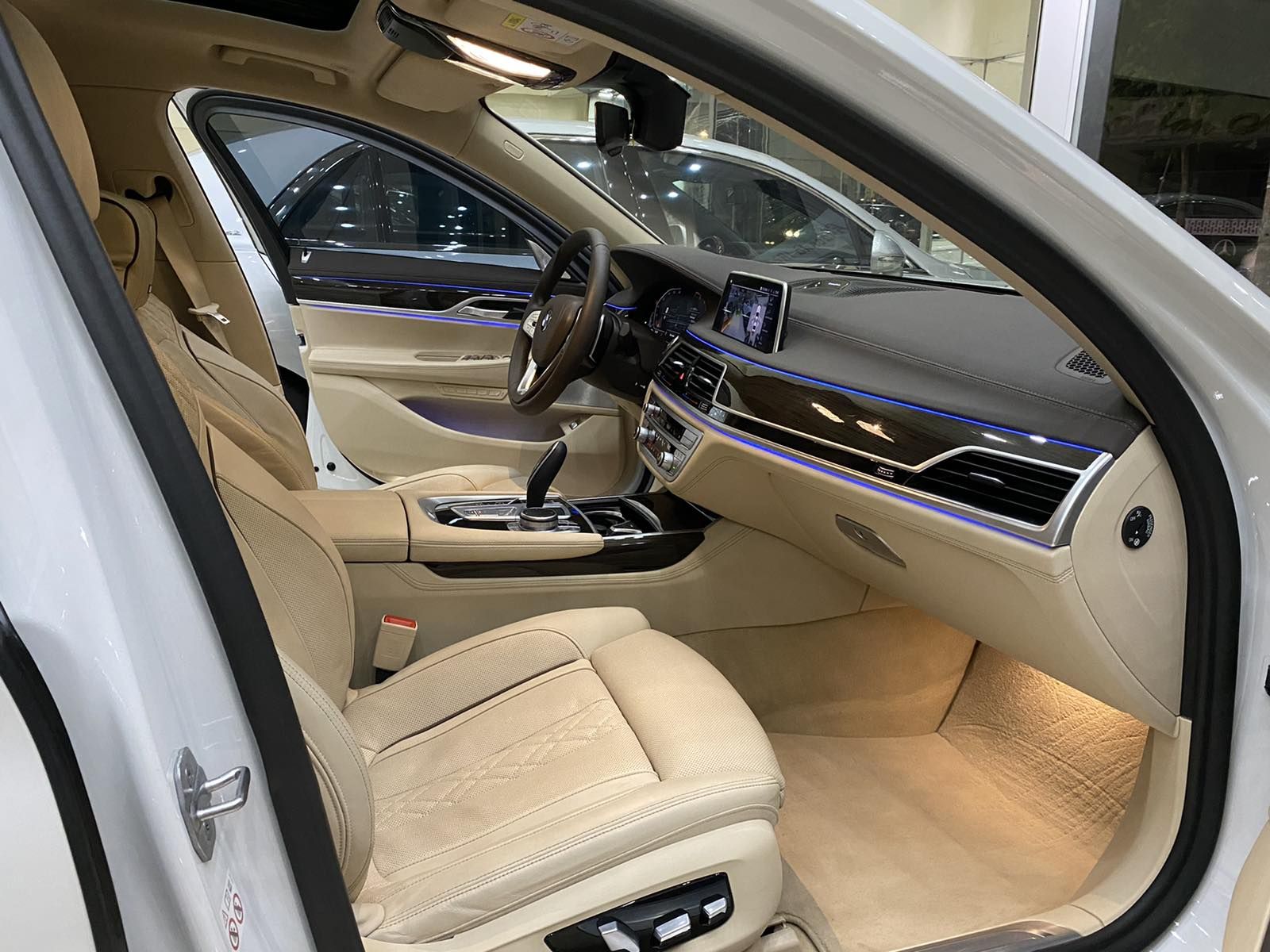 BMW 730Li 2021 - Màu trắng, nhập khẩu nguyên chiếc