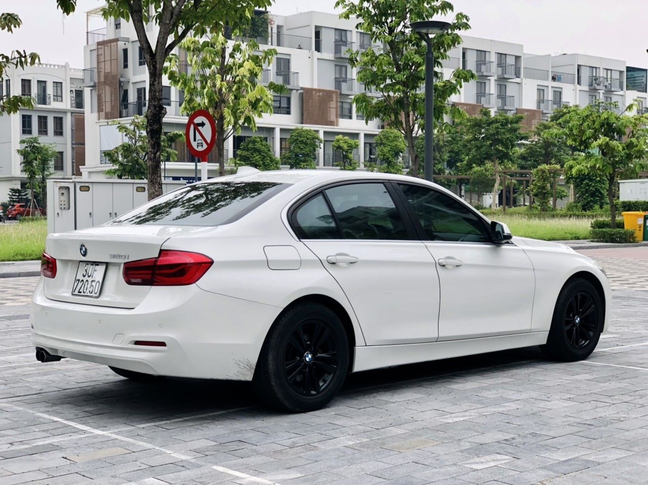 BMW 320i 2015 - Bán xe đăng ký lần đầu 2016, phom mới B48 đá cốp giá tốt 820tr