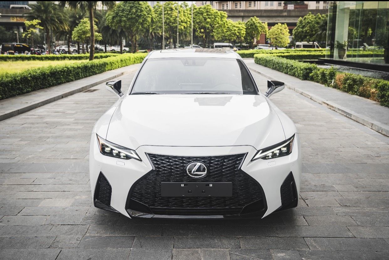 Lexus IS 300 2022 - Sẵn xe giao ngay - Bảo dưỡng/bảo hành miễn phí trong 3 năm