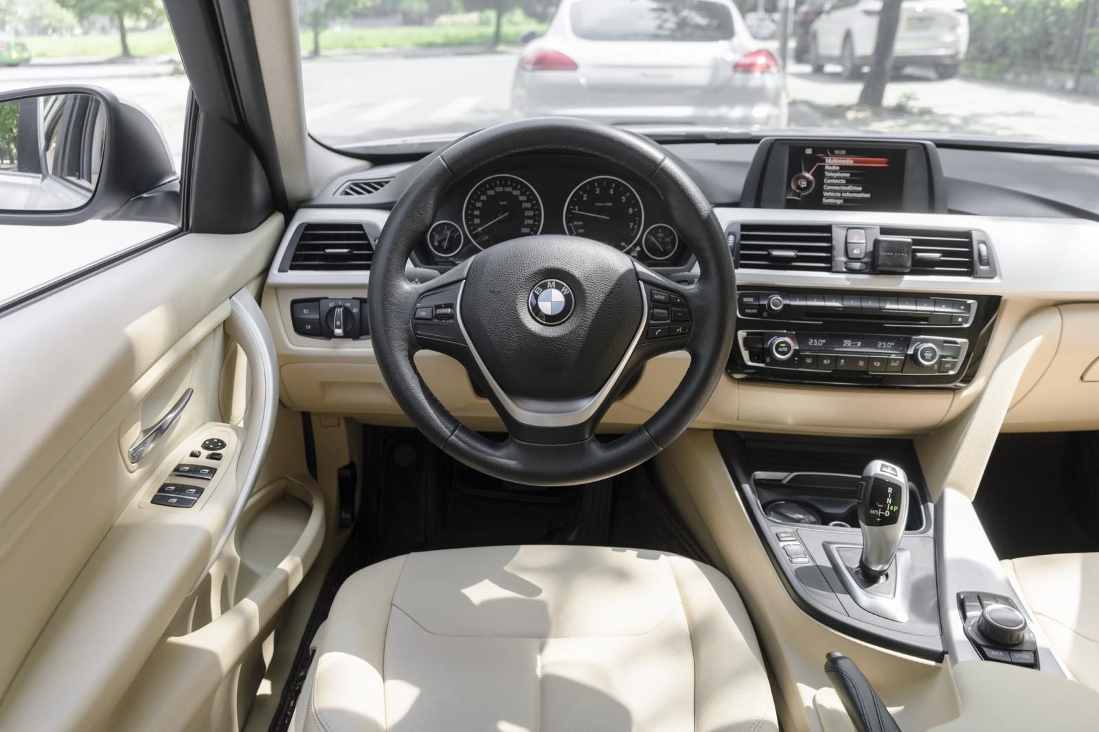 BMW 320i 2016 - Cần bán lại xe odo 4,8 vạn km