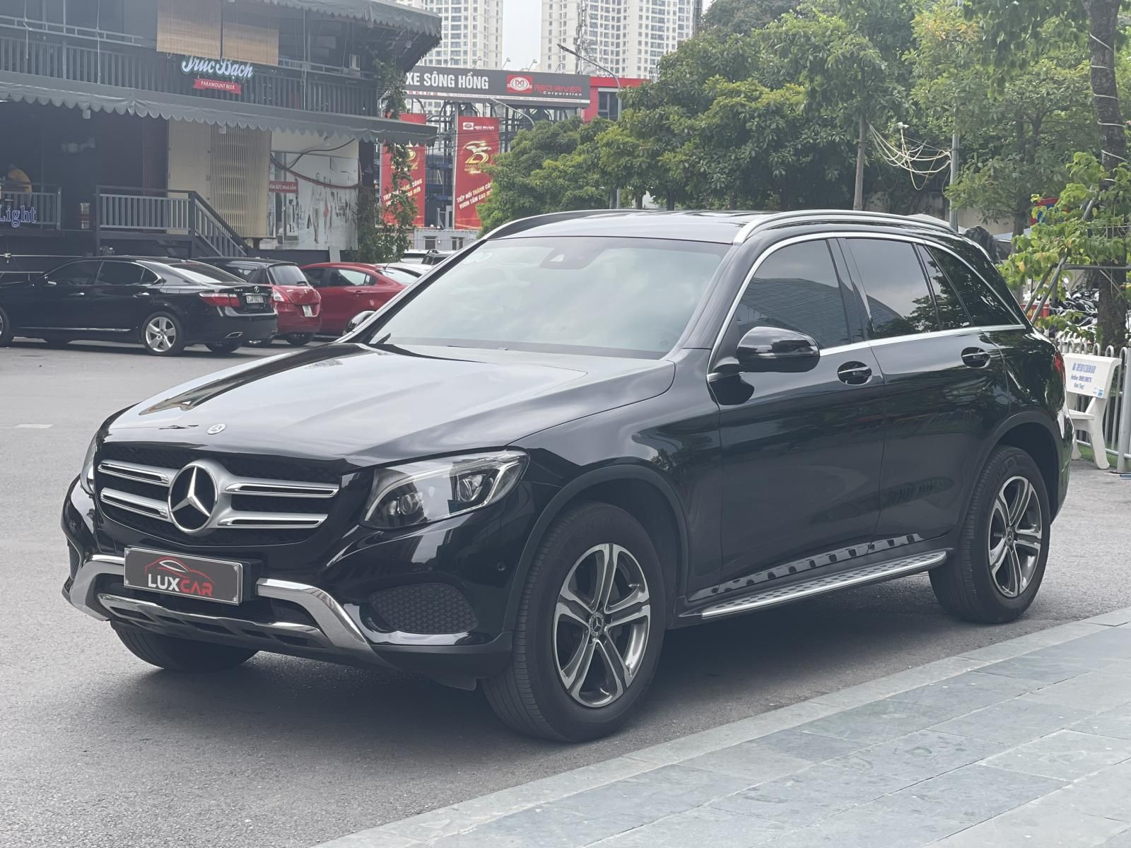 Mercedes-Benz GLC 250 2017 - Màu đen, nội thất kem