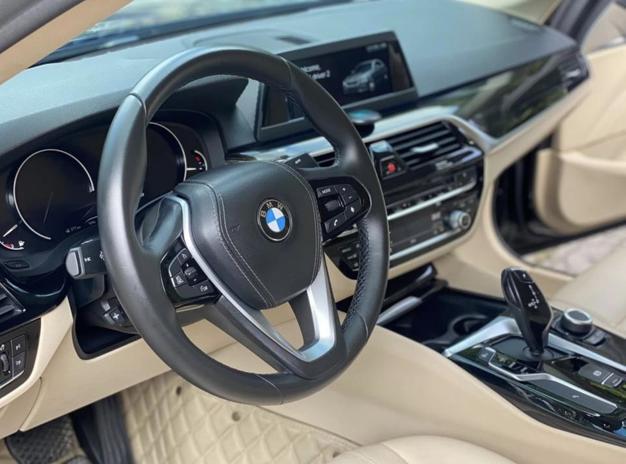 BMW 520i 2018 - Cần bán gấp xe đen nội thất kem