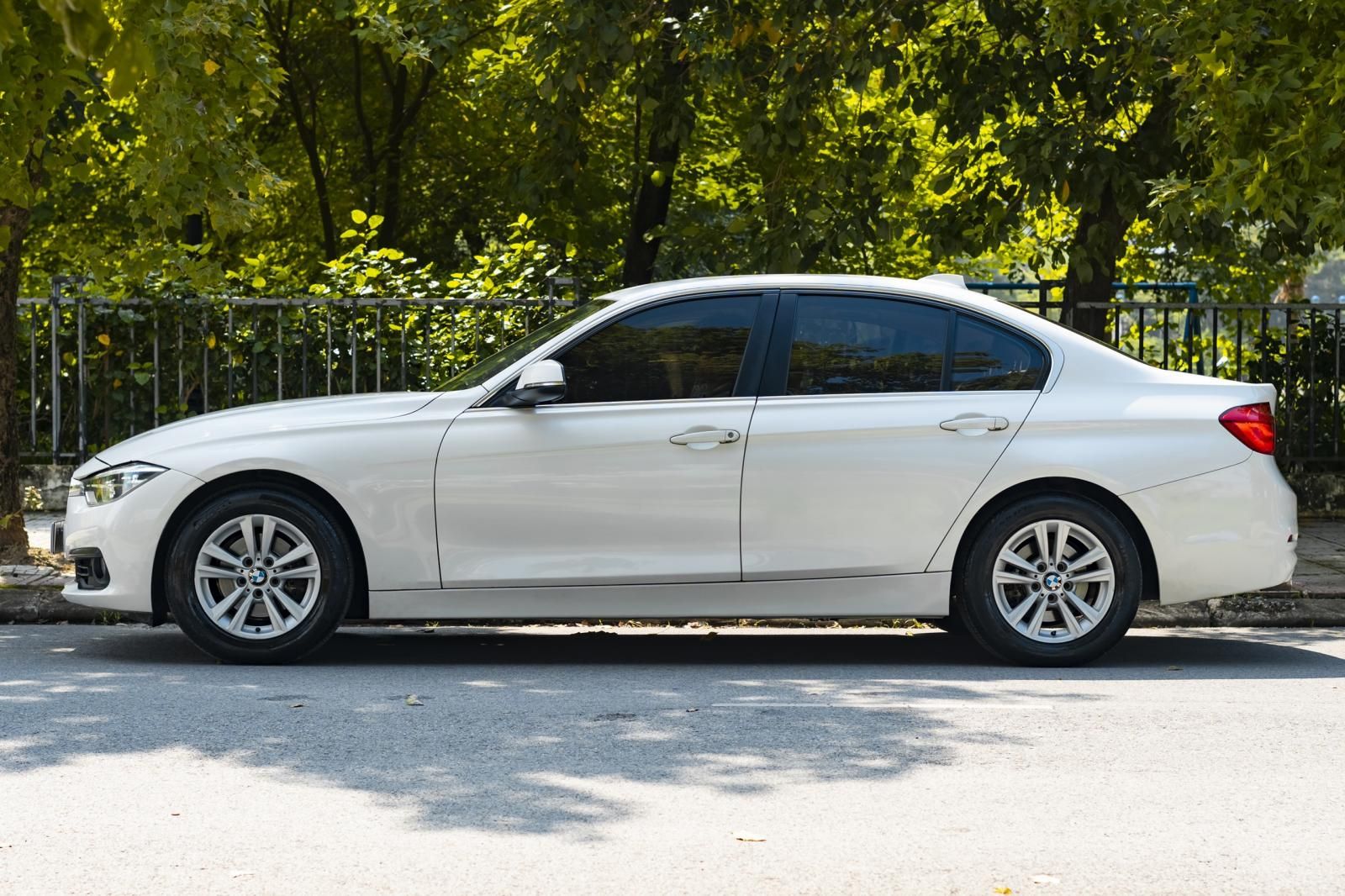 BMW 320i 2016 - Cần bán lại xe odo 4,8 vạn km