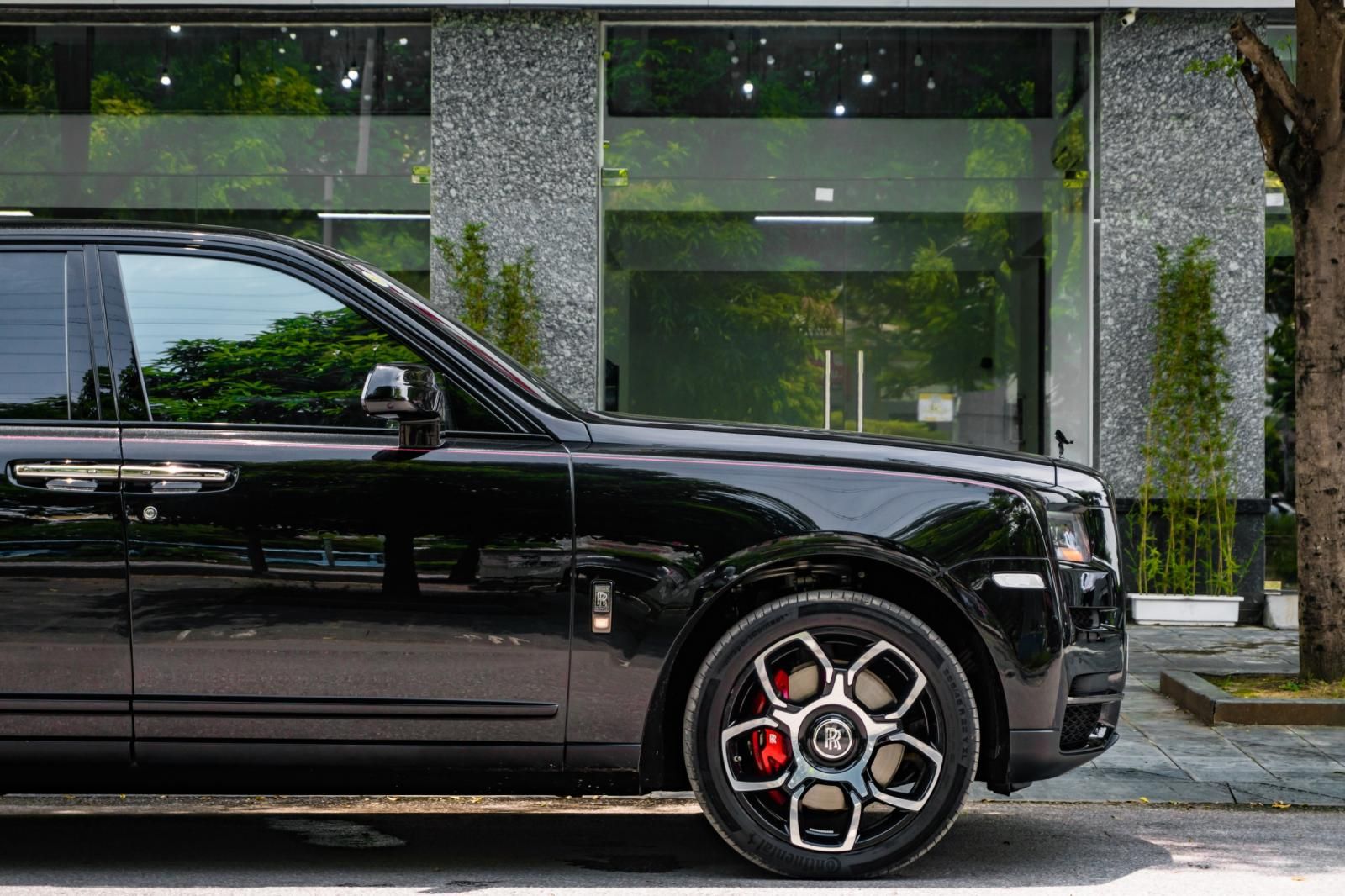 Rolls-Royce Cullinan 2020 - Giá 39 tỷ 500tr, xe màu đen