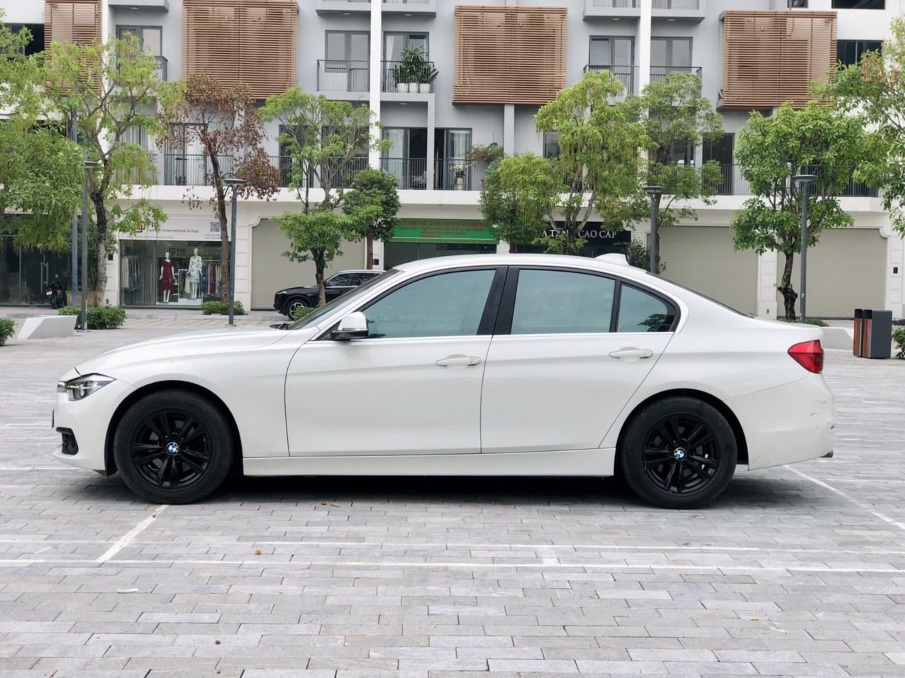 BMW 320i 2015 - Bán xe đăng ký lần đầu 2016, phom mới B48 đá cốp giá tốt 820tr