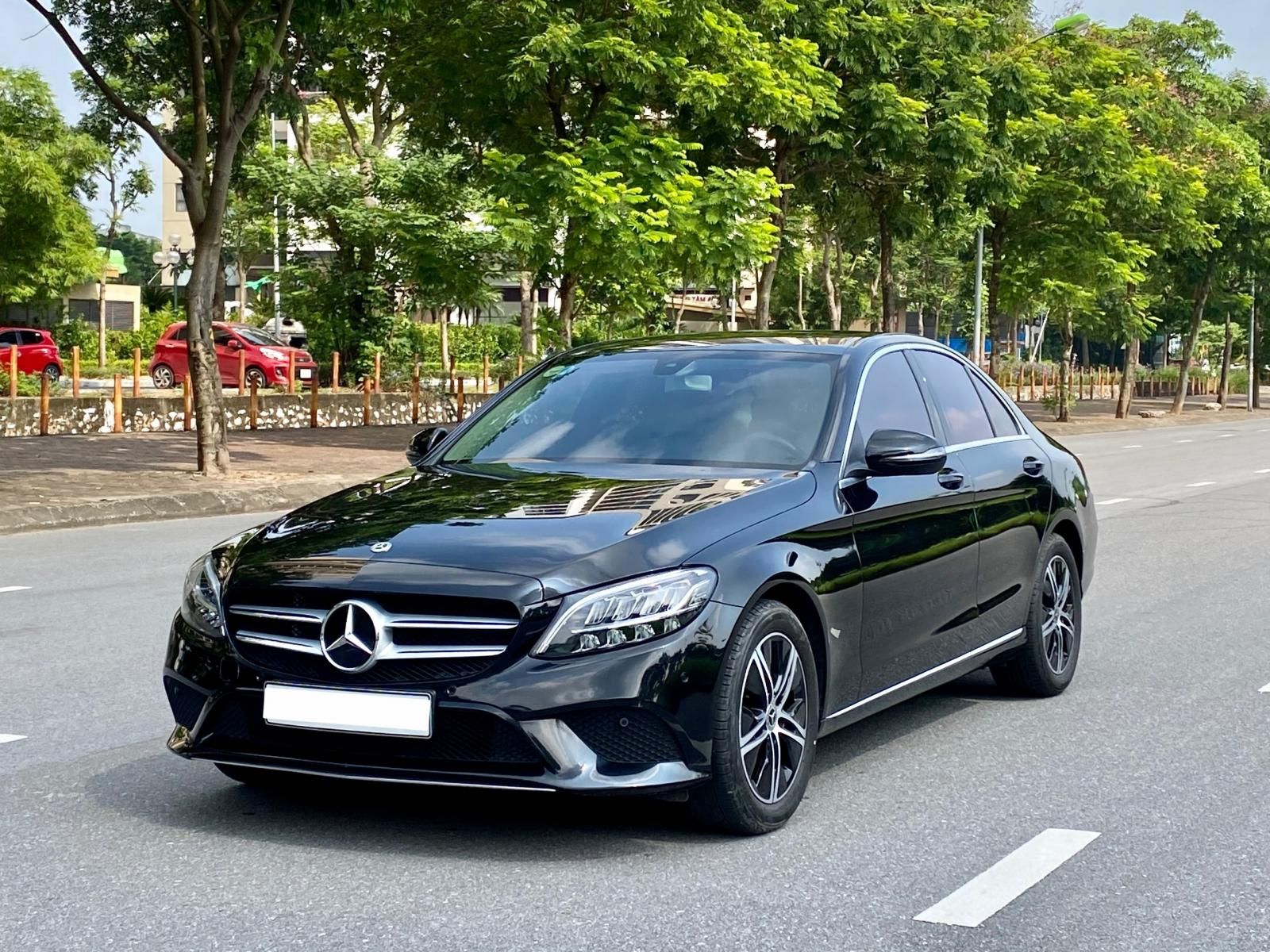 Mercedes-Benz C180 2020 - Màu đen, ghế kem