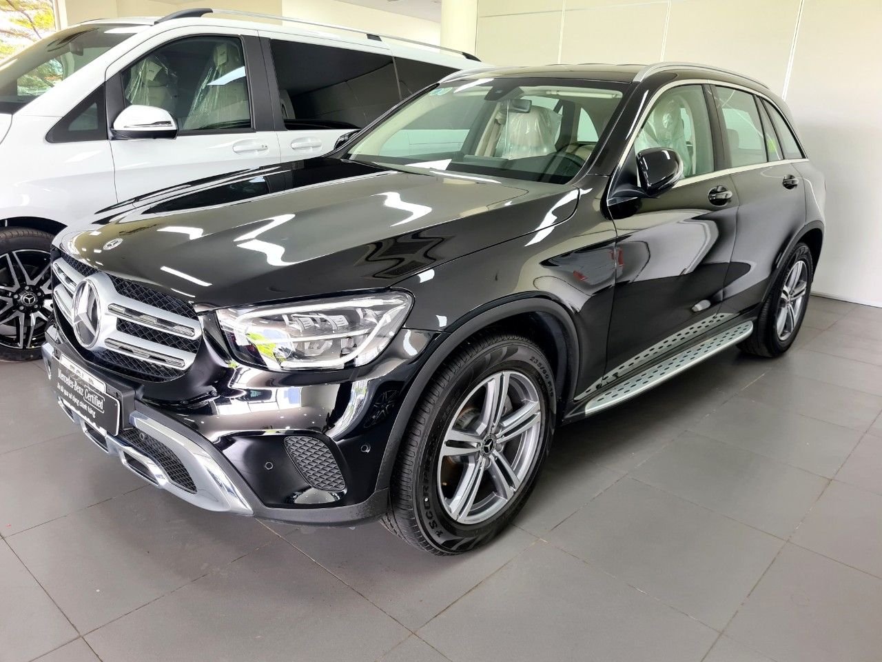 Mercedes-Benz GLC 200 2022 - Chỉ 20 km, xe lưu kho chính hãng