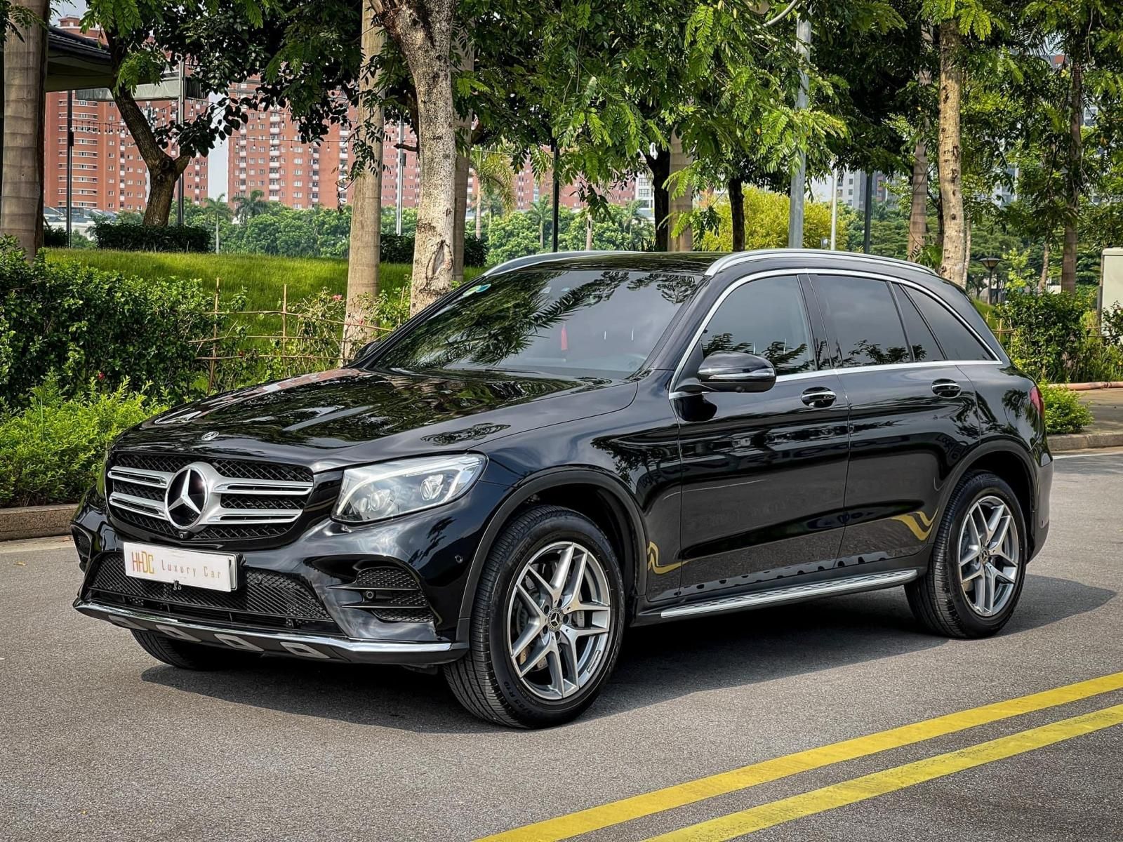 Mercedes-Benz GLC 300 2019 - Cần bán xe màu đen
