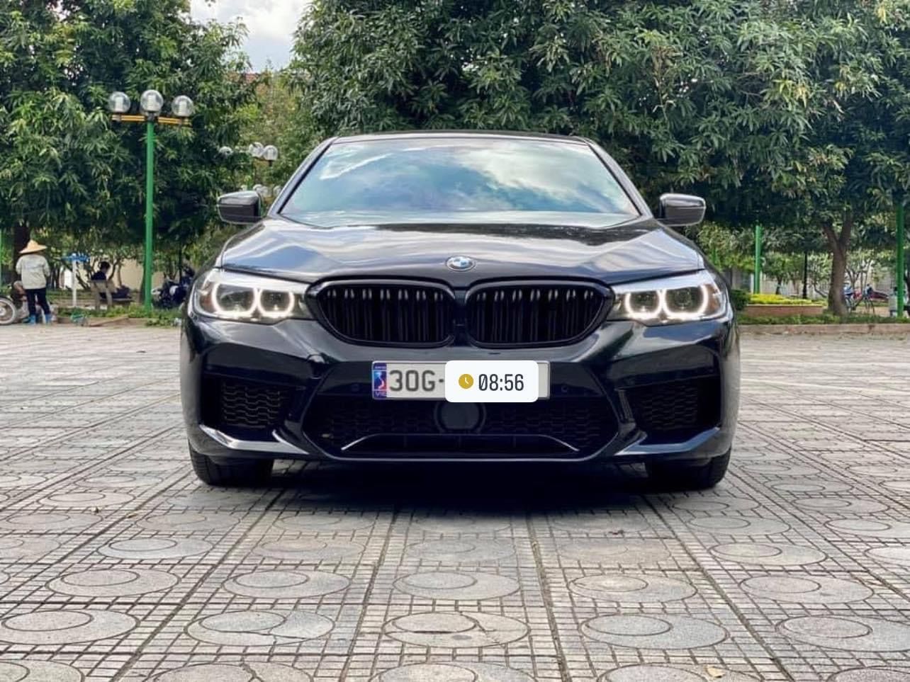 BMW 520i 2018 - Cần bán gấp xe đen nội thất kem