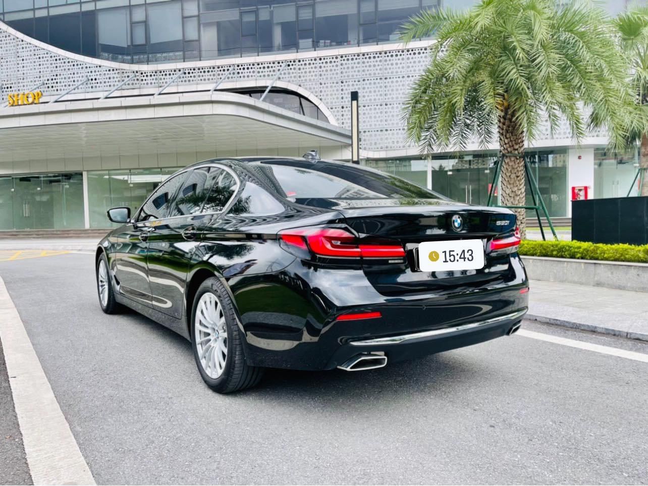 BMW 520i 2021 - Đen, nội thất nâu