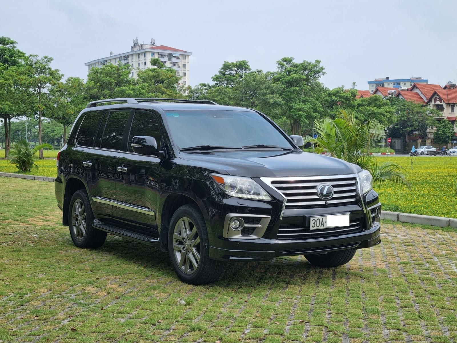 Lexus LX 570 2014 - Màu đen, nội thất nâu cực đẹp