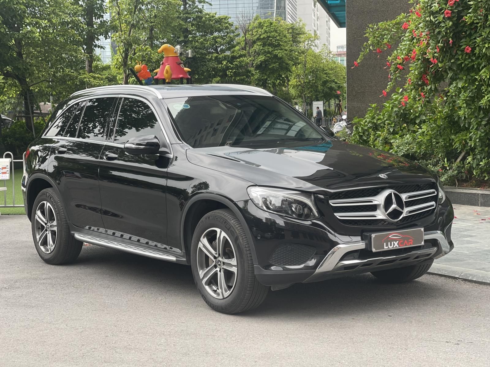 Mercedes-Benz GLC 250 2017 - Màu đen, nội thất kem