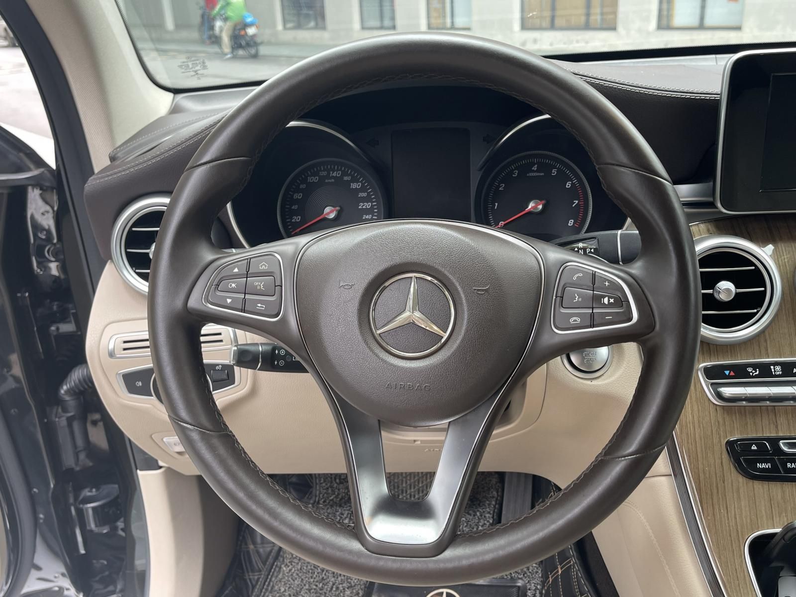 Mercedes-Benz GLC 250 2017 - Màu đen, nội thất kem