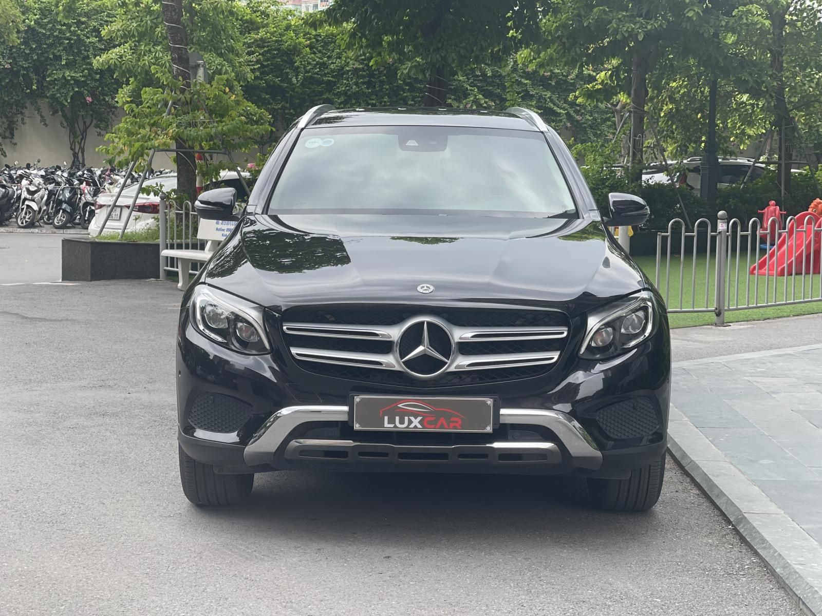 Mercedes-Benz GLC 250 2017 - Màu đen, nội thất kem