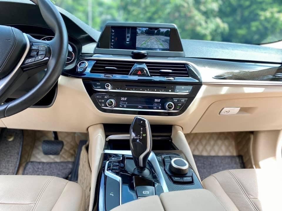 BMW 520i 2018 - Cần bán gấp xe đen nội thất kem