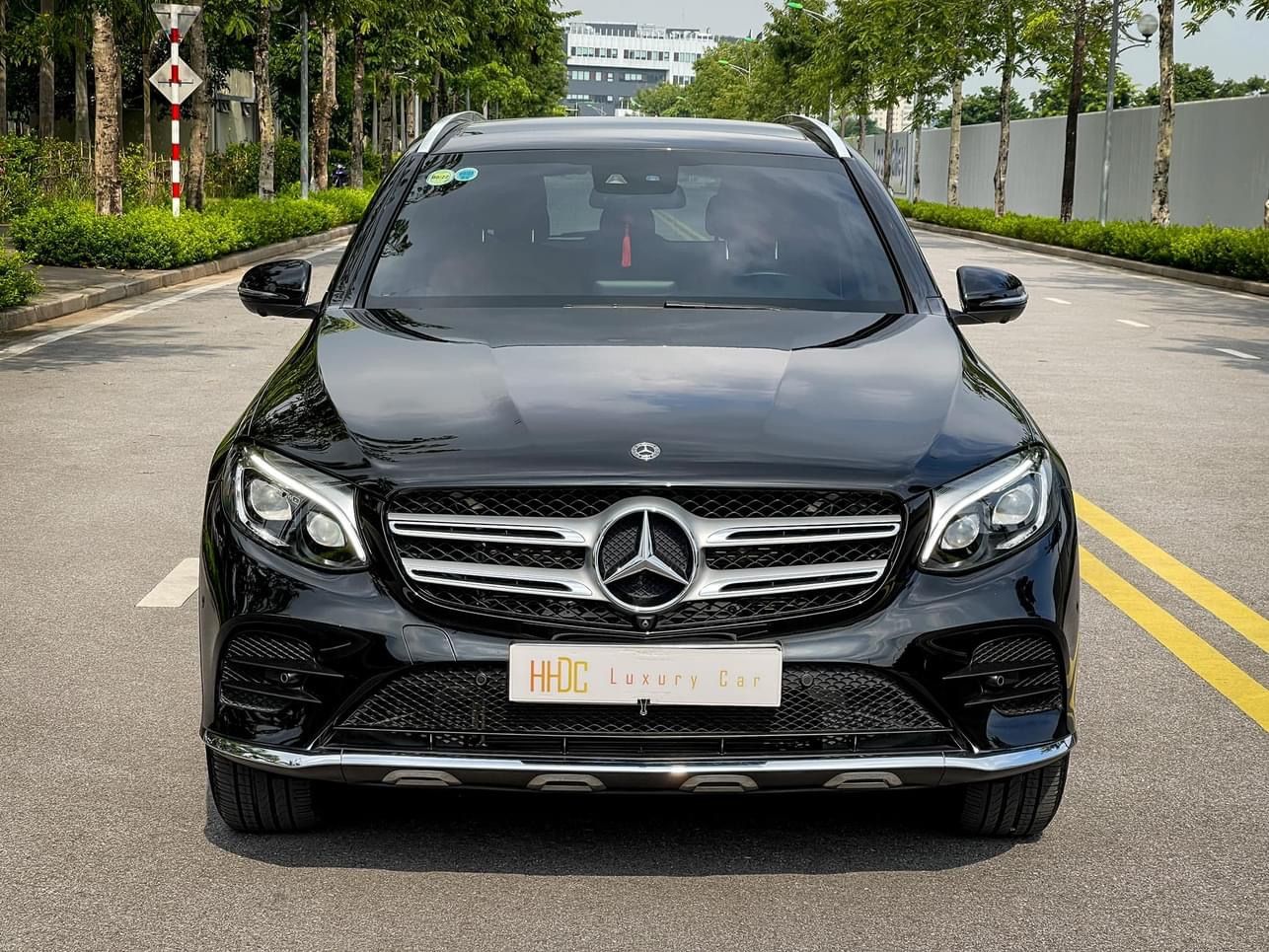 Mercedes-Benz GLC 300 2019 - Cần bán xe màu đen