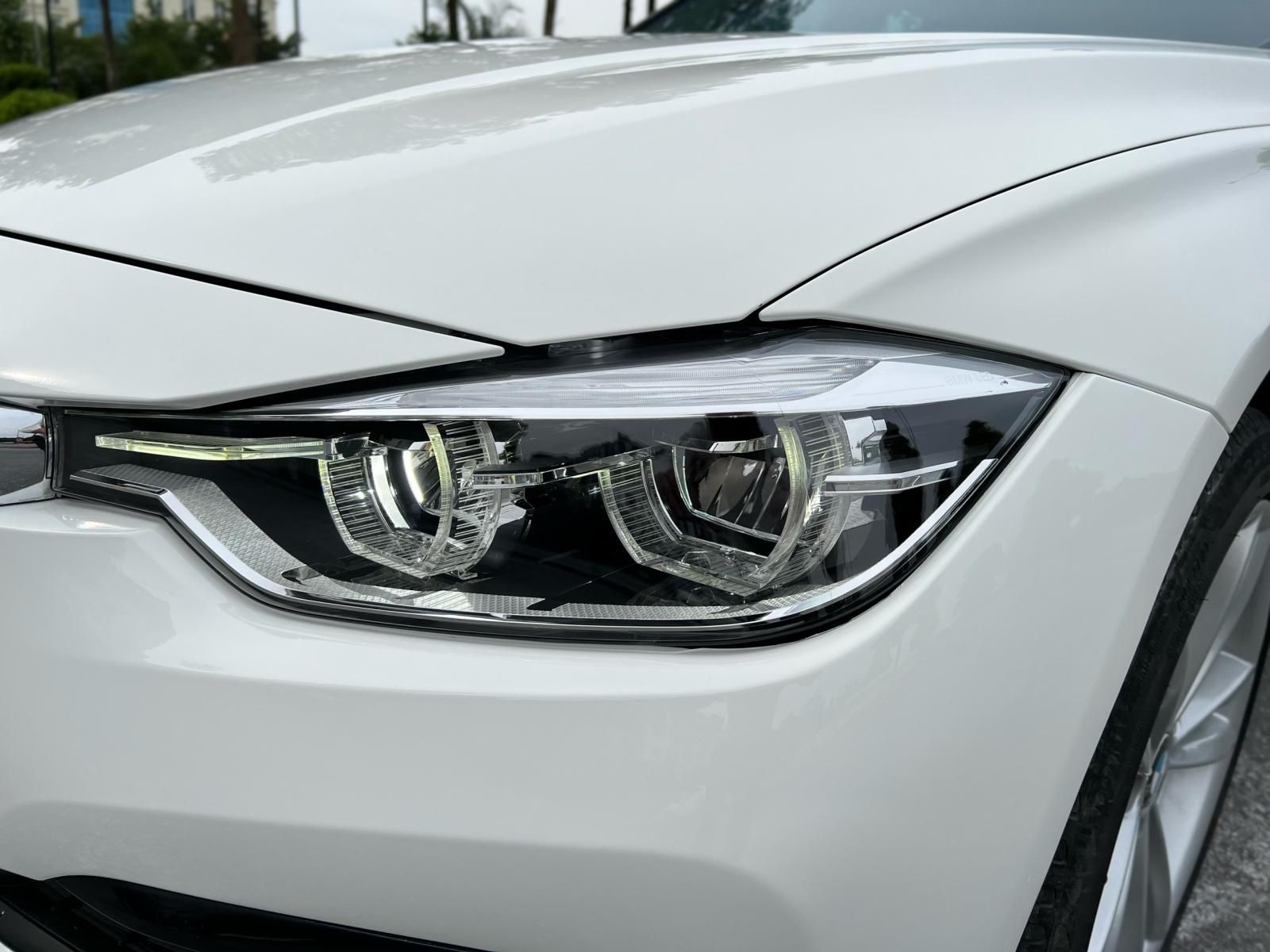 BMW 330i 2017 - Cần bán gấp - Xe full bảo dưỡng hãng