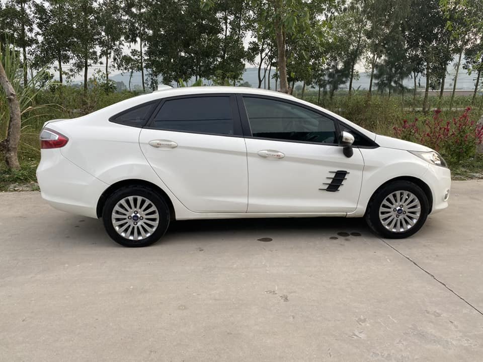 Ford Fiesta 2013 - Màu trắng số tự động