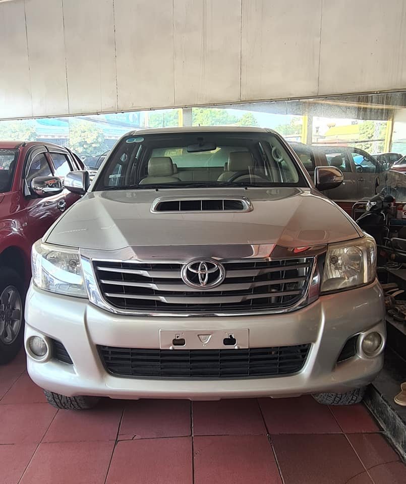 Toyota Hilux 2012 - Màu bạc, nhập khẩu