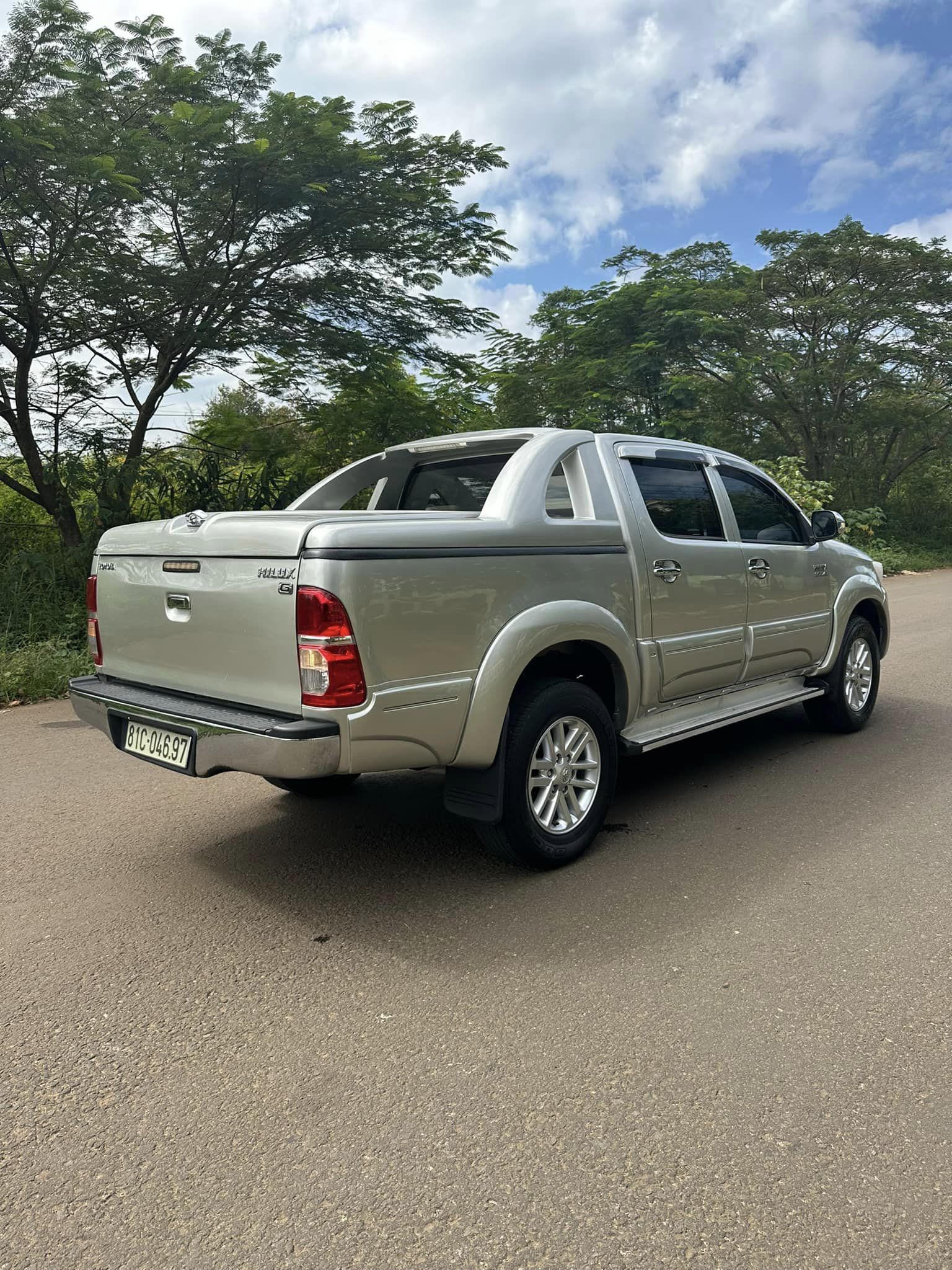 Toyota Hilux 2012 - Màu bạc, nhập khẩu