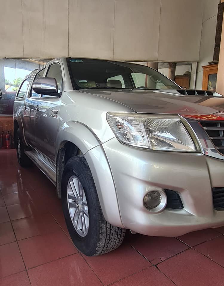 Toyota Hilux 2012 - Màu bạc, nhập khẩu